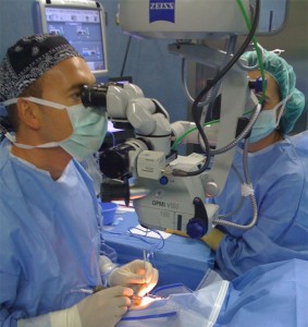 Dr. Jaime Campello durante operación
