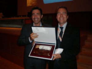 El doctor Campello y el doctor Camacho tras recibir el premio.